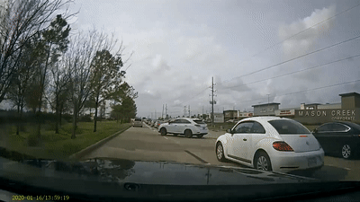 Nu tai xe oto sang duong au bi xe sau dam vang len via he hinh anh