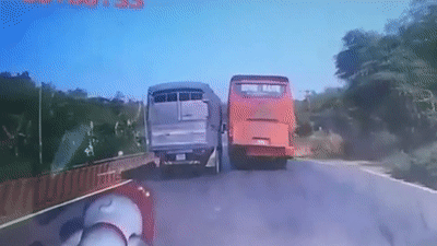 Xe khach tat dau, xe tai gay guong chieu hau, lao vao dai phan cach hinh anh