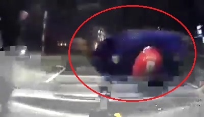 Oto khong quan sat dam vao xe dap dien dang sang duong hinh anh