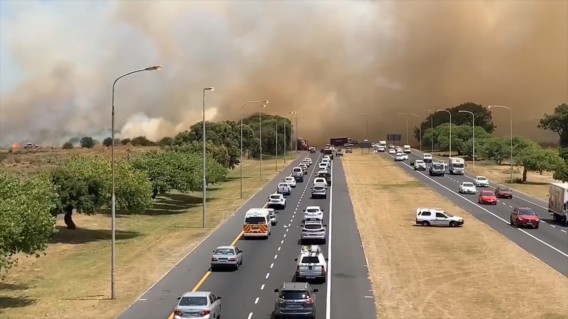 Hang tram phuong tien thao chay tren duong cao toc vi chay rung hinh anh