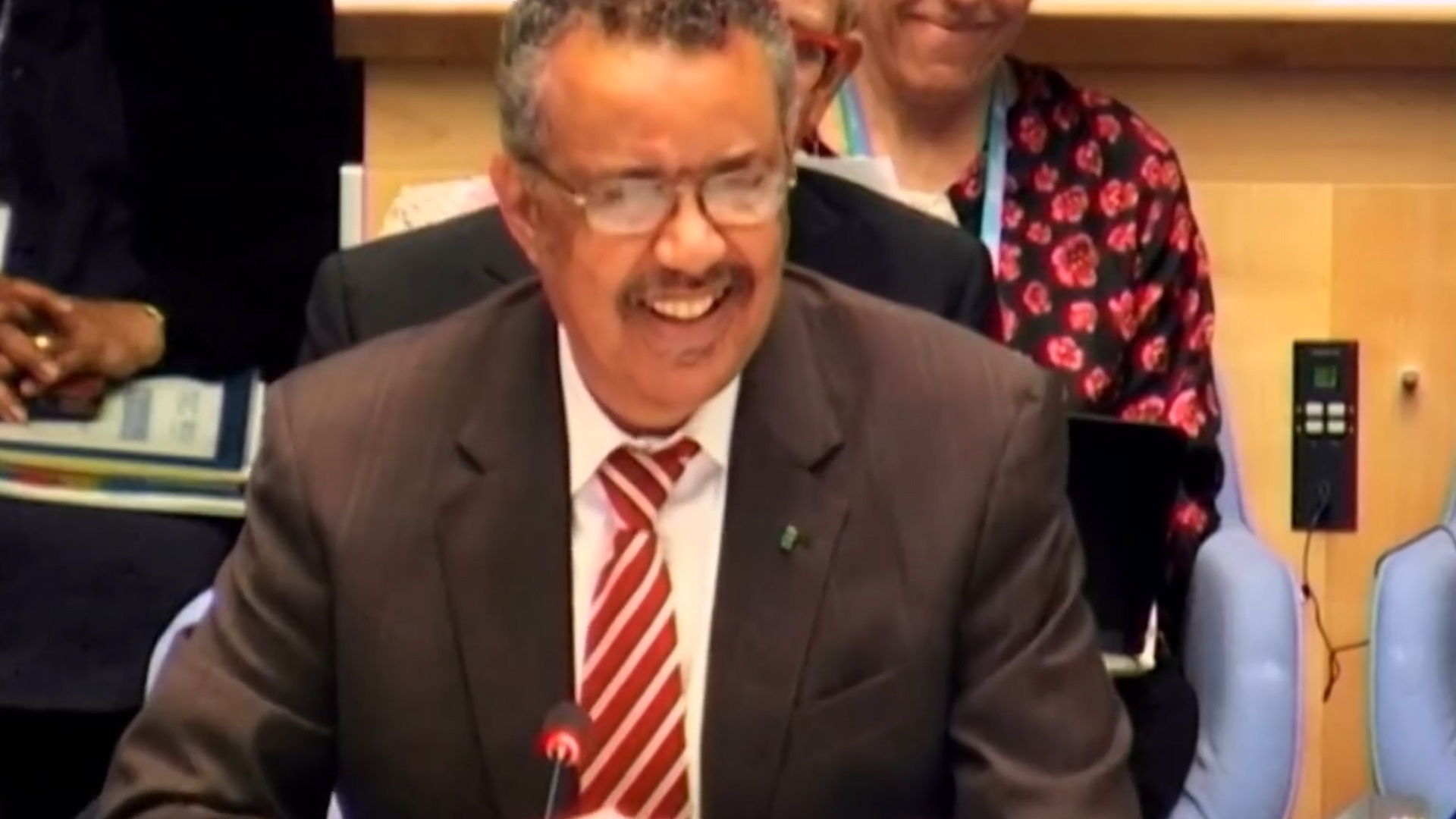 Tong giam doc WHO tran an moi nguoi khi ho o cuoc hop ve virus corona hinh anh