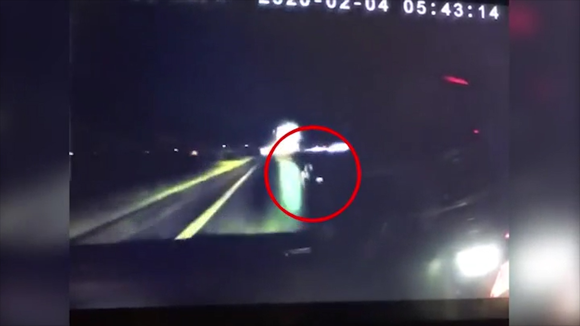 Xe khach tong tu vong mot nguoi tan tat khi bang qua duong cao toc hinh anh