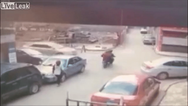 Hai thanh nien bi oto tong sau khi giat tui xach bat thanh hinh anh