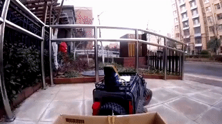 Nguoi phu nu dung xe dieu khien mua thuc an trong mua dich benh hinh anh