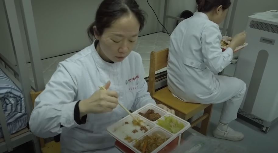 Bua an muon cua y ta trong benh vien o Vu Han hinh anh