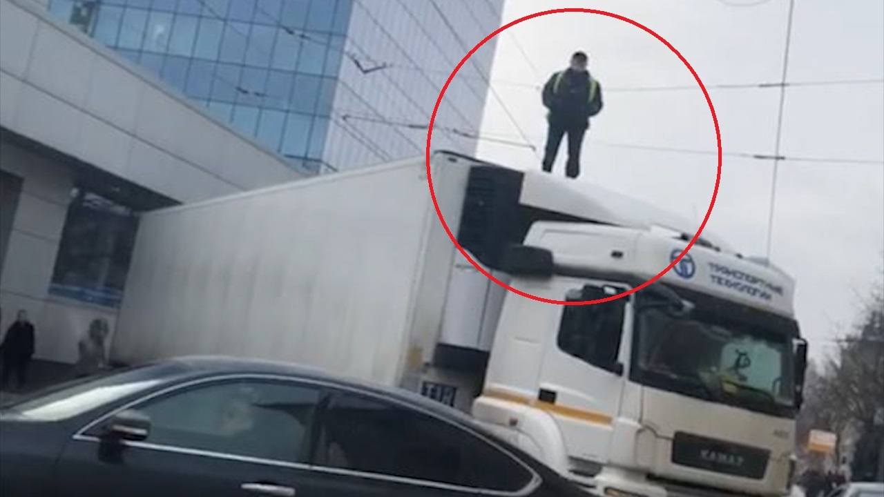 Tai xe container dinh cong, chan duong vi buc xuc tien luong hinh anh