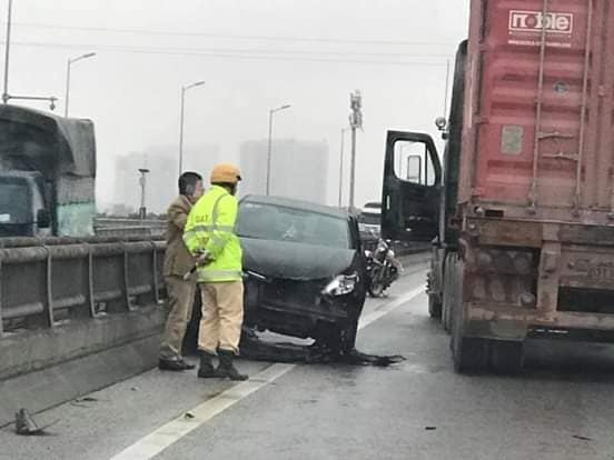 Vuot xe container, oto bi tong hu hong nang o TP.HCM hinh anh