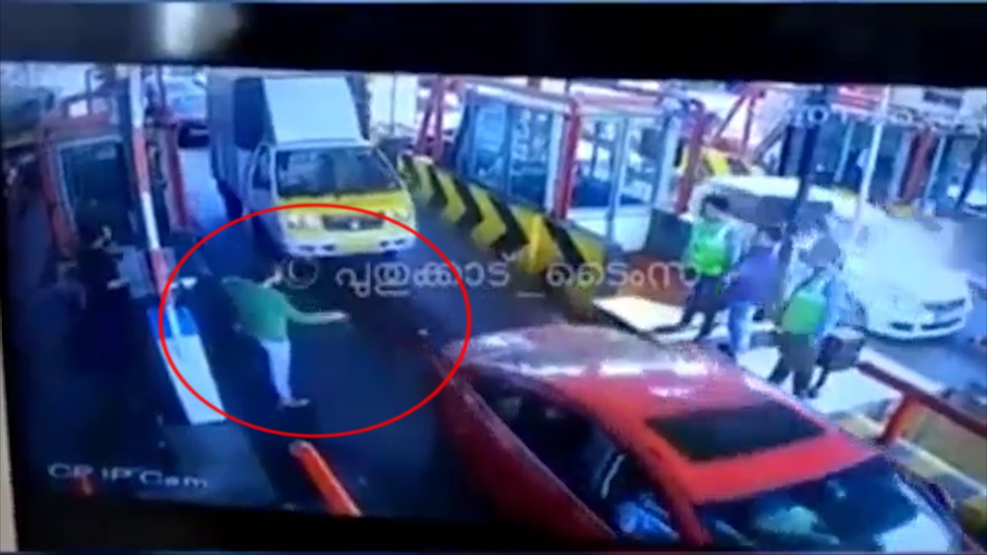 Nguoi phu nu mo barie, tu dong xa tram thu phi vi phai cho qua lau hinh anh