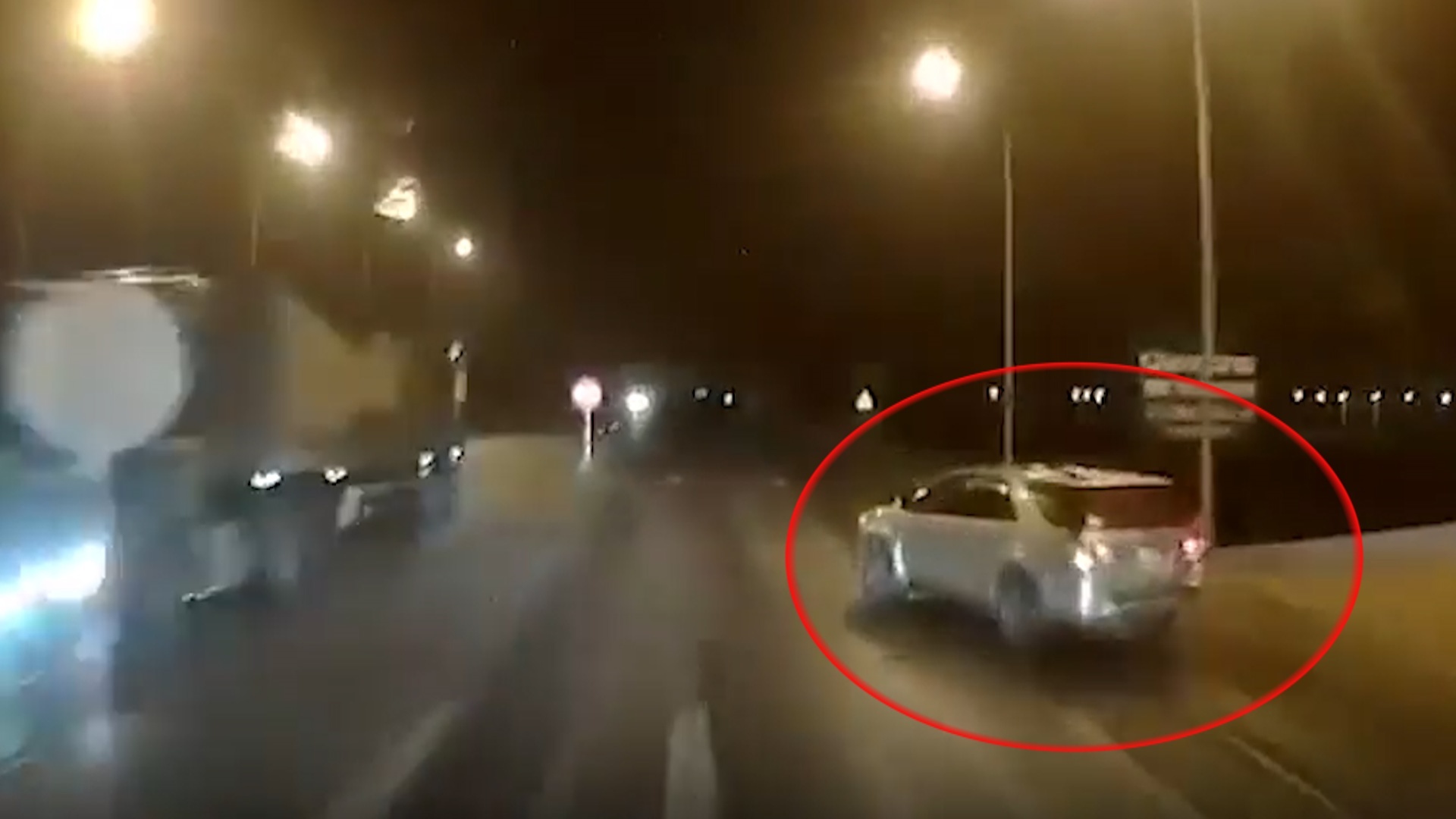 Xe container tong trung oto 7 cho sang duong au hinh anh