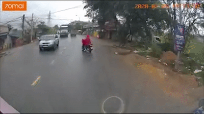 Nu tai xe xe may sang duong au suyt bi oto dam trung hinh anh