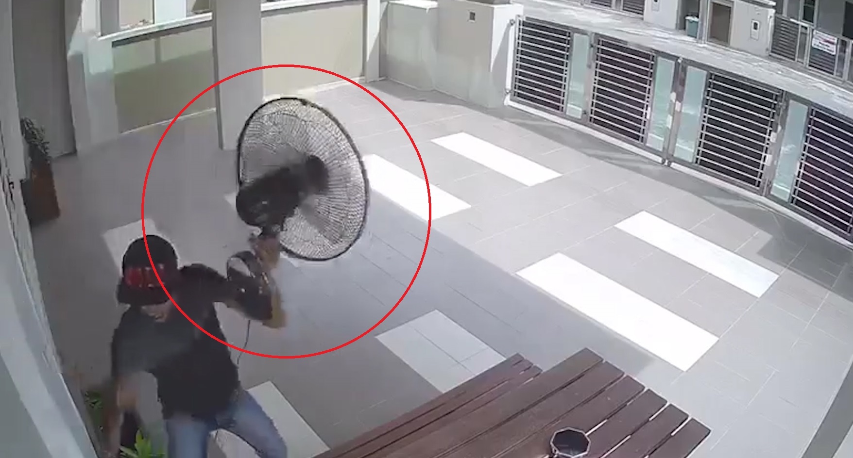 Nam thanh nien treo tuong vao nha dan trom quat hinh anh