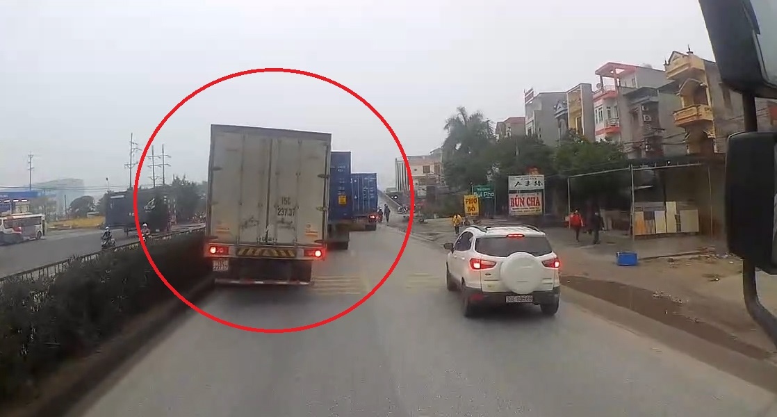Container dot ngot chuyen lan khien xe tai lao len dai phan cach hinh anh