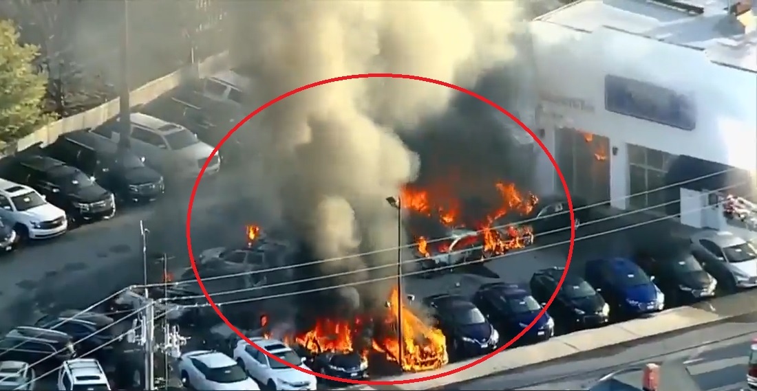 13 oto chay trui trong dai ly xe hoi hinh anh