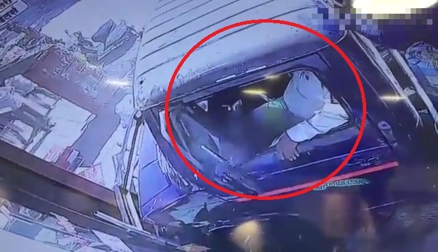 Xe canh sat dam hang loat xe may tren via he hinh anh