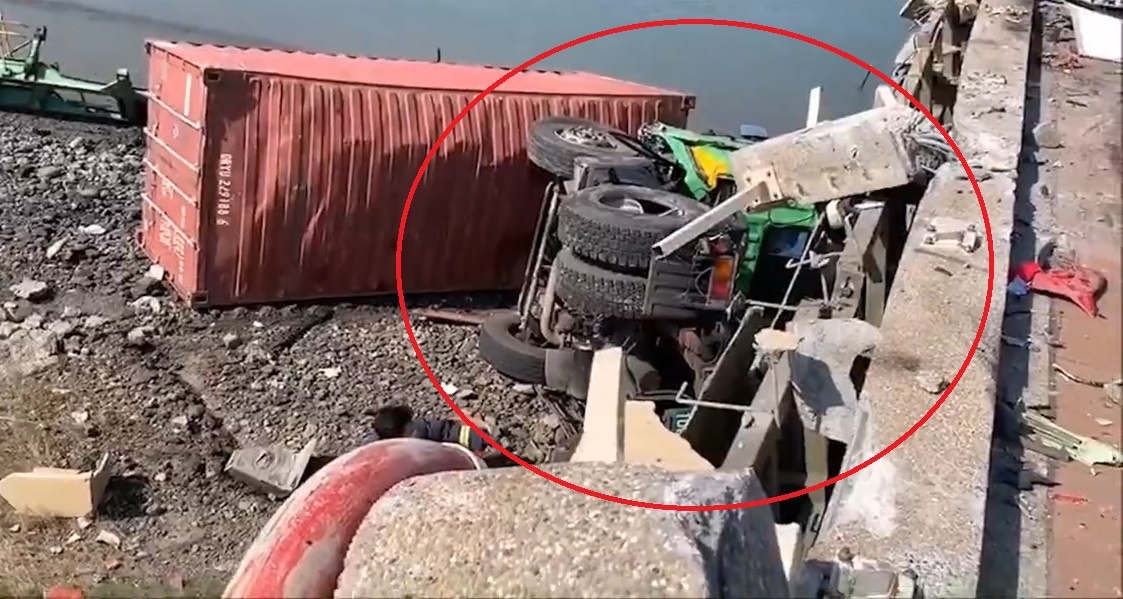 Container lat xuong cau sau khi gay tai nan o giao lo hinh anh