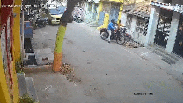 Tai xe moi hoc lai dam vao mot gia dinh ngoi xe may hinh anh