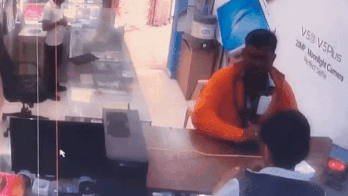 Dien thoai bat ngo boc khoi va phat no tai trung tam bao hanh hinh anh