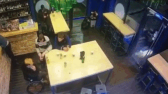 Oto lao vao quan tong sap cua kinh hinh anh