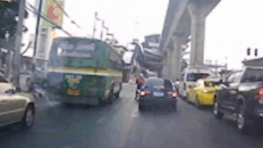 Tai xe xe may suyt bi xe buyt can sau khi va quet voi oto hinh anh