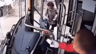 Nu hanh khach bo di vi bi tai xe chia sung do than nhiet hinh anh