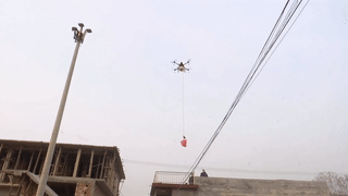 Dung drone de giao thuc an cho gia dinh bi cach ly khi tu Vu Han ve hinh anh