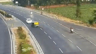 Xe lam sang duong au bi oto dam bay len dai phan cach hinh anh