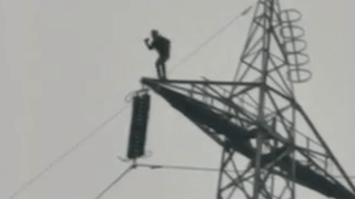 Nguoi dan ong nhay du tu tram dien cao the hinh anh