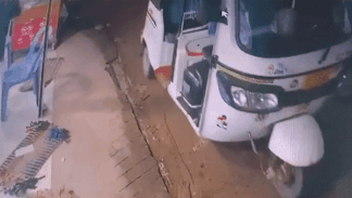 Xe ba banh troi tu do vi tai xe quen keo khoa phanh hinh anh