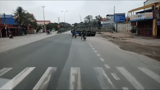 Xe tai dot ngot quay dau suyt dam vao xe may hinh anh