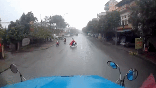 Xe may tat dau container, tai xe danh lai kip thoi tranh tai nan hinh anh