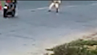 Thanh nien dieu khien xe may dam gay chan CSGT hinh anh