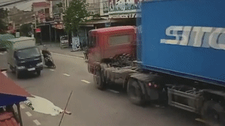 Thanh nien di xe may may man thoat chet khi lao dau vao container hinh anh