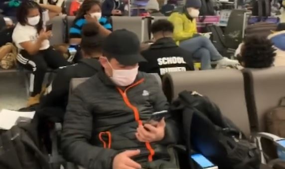 Gia dinh Australia mong con roi Vu Han, roi lai cho con thoat cach ly hinh anh