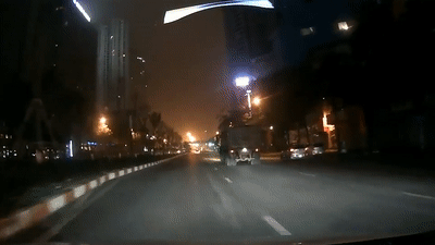 Oto lang lach nhu phim, suyt dam vao dai phan cach hinh anh