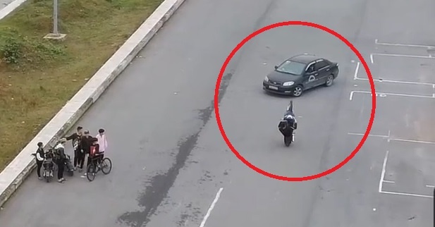 Nam thanh nien dau tran boc dau xe may, lao vao oto con hinh anh