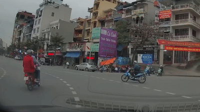 Xe may sang duong khong quan sat bi oto dam trung hinh anh