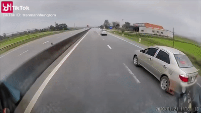 Oto tat dau khien xe khach lao vao dai phan cach hinh anh