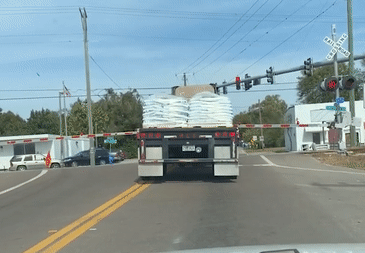 Container tong gay rao chan va di qua duong ray khi tau hoa sap den hinh anh