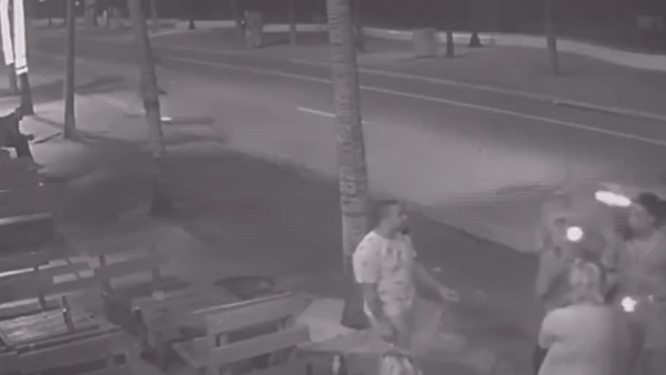 Nguoi di duong gap nan vi nga truoc dau oto hinh anh