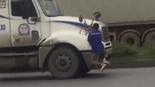 Nguoi dan ong bam len guong container dang chay hinh anh