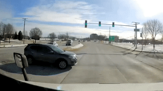 Re trai khong quan sat, oto bi container dam truc dien hinh anh