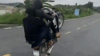 Nhom thanh nien vua chay xe may boc dau vua livestream hinh anh