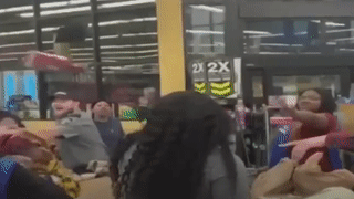 Hang hoa bay tu tung sau khi thu ngan cai nhau voi khach hang hinh anh