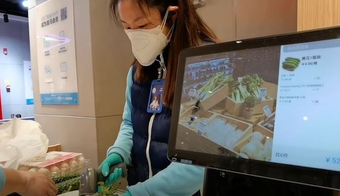 Hang hoa duoc cung cap cho dan TQ trong dich virus corona nhu the nao? hinh anh