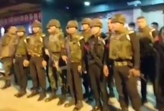 Canh sat Thai dua me quan nhan xa sung toi de keu goi y dau hang hinh anh