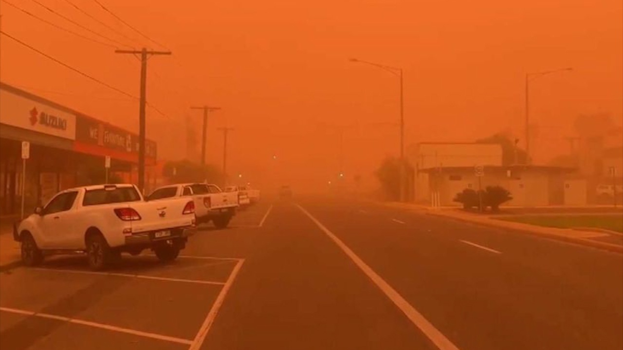 Bau troi bien thanh mau cam o Australia hinh anh