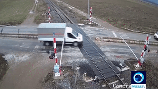 Xe tai lieu linh vuot duong ray, bi tau hoa dam trung hinh anh