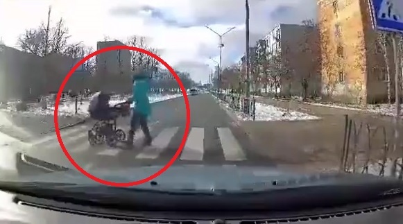 Tai xe oto say ruou dam vang em be trong xe day hinh anh