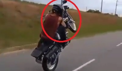 Nam thanh nien cut tay boc dau xe may tren duong hinh anh