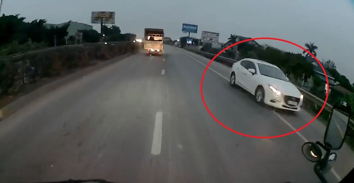 Oto bat chap nguy hiem chay nguoc chieu tren cao toc hinh anh